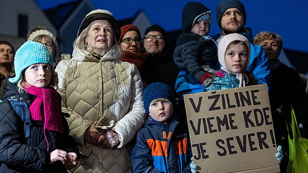 Slov�ci protestuj� proti vl�d� Roberta Fica. Sn�mek poch�z� ze �iliny. (24. ledna 2025)