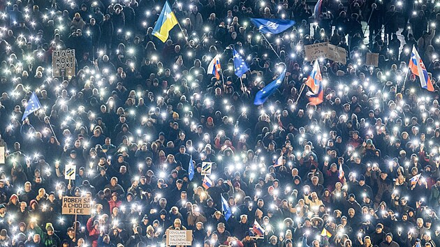 Slov�ci protestuj� proti vl�d� Roberta Fica. Sn�mek poch�z� z Bratislavy. (24. ledna 2025)