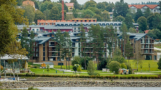 Jednm z poslednch developerskch projekt dokonench na levm behu pehrady je Residence Molo Lipno v Lipn nad Vltavou.