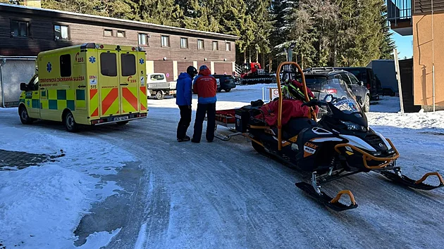 Dvku, kter se zranila ve snowparku ve Skiarelu Lipno, odvezla sanitka do nemocnice.