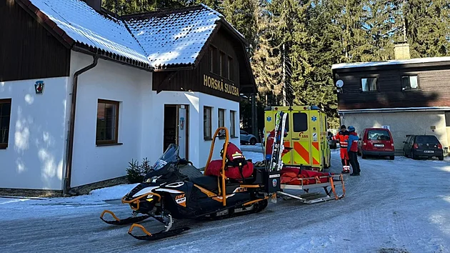 Dvku, kter se zranila ve snowparku ve Skiarelu Lipno, odvezla sanitka do nemocnice.