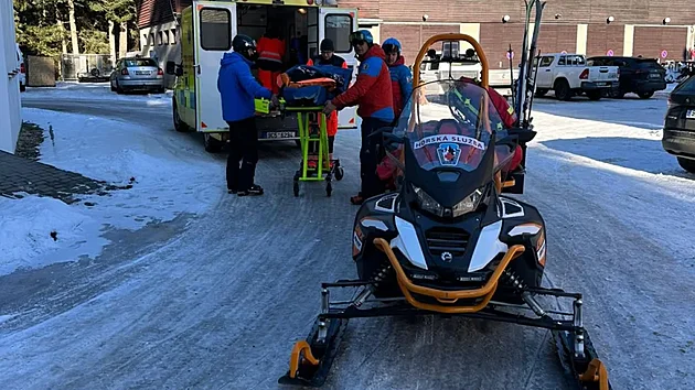 Dvku, kter se zranila ve snowparku ve Skiarelu Lipno, odvezla sanitka do nemocnice.