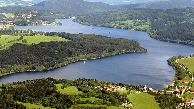 Lipno na leteck fotografii z roku 2013. V pravm dolnm rohu je Pedn Vto a na protjm behu prostor, kde investor plnuje Viva Lipno.