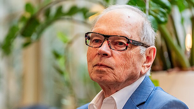 Exministr financ� Ivan Piln� na ustavuj�c�m sn�mu strany GEN