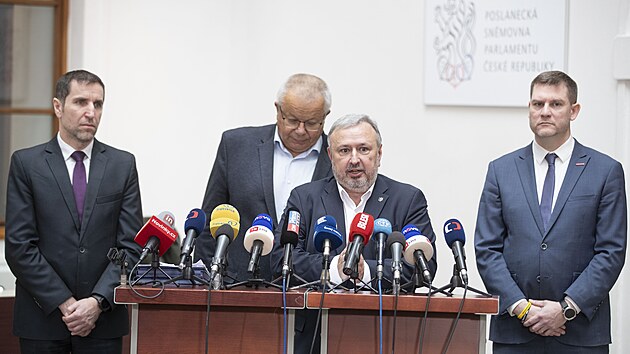 Tiskov� konference po jedn�n� o z�v�re�n� zpr�v� parlamentn� vy�et�ovac� ke st�elb� na Filozofick� fakult� Uni�verzity Karlovy