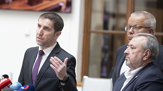 Tiskov� konference po jedn�n� o z�v�re�n� zpr�v� parlamentn� vy�et�ovac� ke st�elb� na Filozofick� fakult� Uni�verzity Karlovy