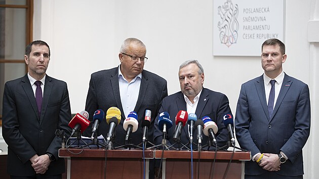 Tiskov� konference po jedn�n� o z�v�re�n� zpr�v� parlamentn� vy�et�ovac� ke st�elb� na Filozofick� fakult� Uni�verzity Karlovy