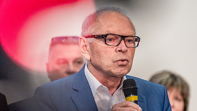 Exministr financ� Ivan Piln� na sn�mu strany GEN