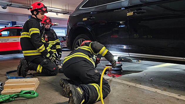 Hasi�i pomoc� speci�ln�ch voz�k� um�st�n�ch pod kola odt�hli ukraden� audi stoj�c� ve st�e�n� gar�i brn�nsk�ho obchodn�ho centra Va�kovka.