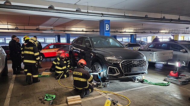 Hasi�i pomoc� speci�ln�ch voz�k� um�st�n�ch pod kola odt�hli ukraden� audi stoj�c� ve st�e�n� gar�i brn�nsk�ho obchodn�ho centra Va�kovka.