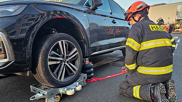 Hasi�i pomoc� speci�ln�ch voz�k� um�st�n�ch pod kola odt�hli ukraden� audi stoj�c� ve st�e�n� gar�i brn�nsk�ho obchodn�ho centra Va�kovka.