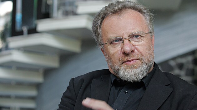 Ivan Holoubek byl jedn�m ze zakladatel� centra Recetox spadaj�c�ho pod Masarykovu univerzitu, kter� se zab�v� environment�ln�mi a zdravotn�mi riziky souvisej�c�mi s chemick�mi l�tkami.