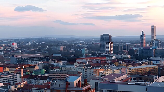 Na panoram� Brna vytvo�� H Tower (vpravo) dal�� �protip�l� katedr�le na Petrov�.