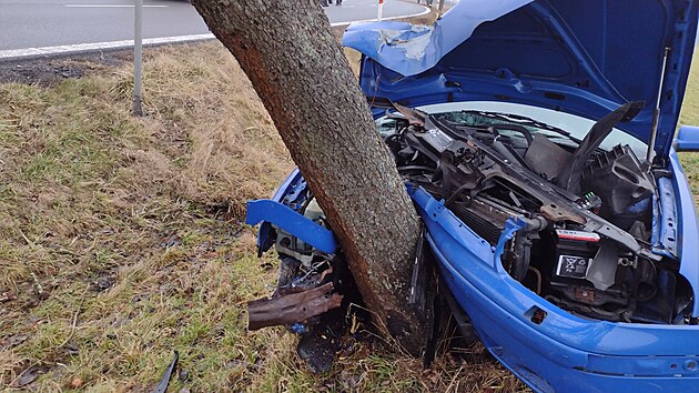 idika Volkswagenu Golf u Kvtn na Svitavsku nezvldla zen, sjela ze silnice a zastavila a o strom. (27. ledna 2025)