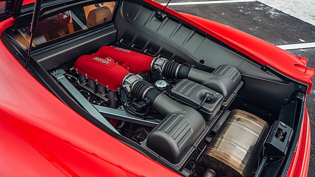 Ferrari F430, kter� kdysi vlastnil nov� americk� prezident Donald Trump, se objevilo v aukci.