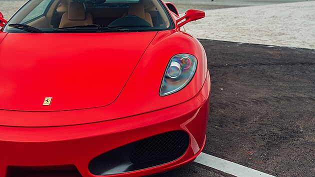 Ferrari F430, kter� kdysi vlastnil nov� americk� prezident Donald Trump, se objevilo v aukci.