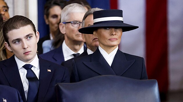 Klobouk zasti�oval p�i inauguraci Melanii velkou ��st obli�eje.