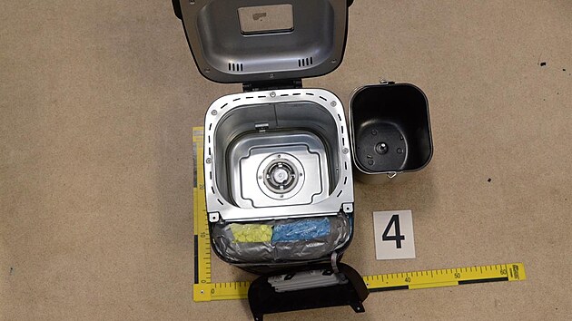 Cizinec p�ev�el v�ce ne� 16 kg drog v d�tsk� seda�ce nebo dom�c� pek�rn� (24. ledna 2025)