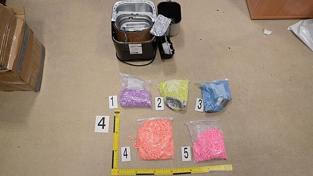 Cizinec p�ev�el v�ce ne� 16 kg drog v d�tsk� seda�ce nebo dom�c� pek�rn� (24. ledna 2025)