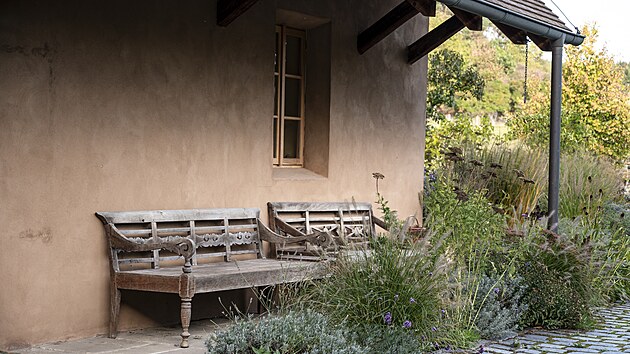 Zahradn� design��i ��asn� propojili usedlost se zahradou, trvalkov� z�hony doslova pror�staj� a� na z�pra��. 