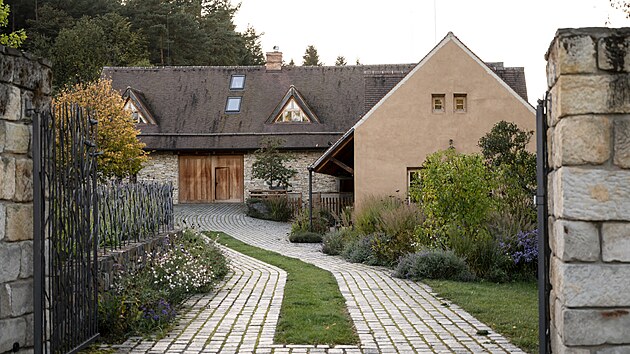 Kolem zrekonstruovan� h�jenky vznikl sv�t, kter� je o�zou pro v�echny, kte�� zde �ij�. Lidi i zv��ata.