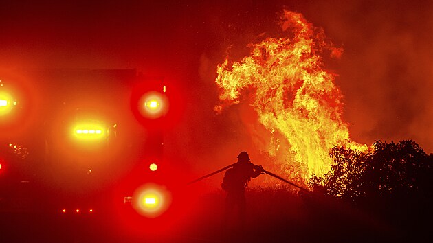 Nedaleko San Diega v americk�m st�t� Kalifornie vypuklo n�kolik men��ch po��r�. Plameny rozdm�ch�v� siln� v�tr. (21. ledna 2025)