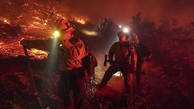 Nedaleko San Diega v americk�m st�t� Kalifornie vypuklo n�kolik men��ch po��r�. Plameny rozdm�ch�v� siln� v�tr. (21. ledna 2025)