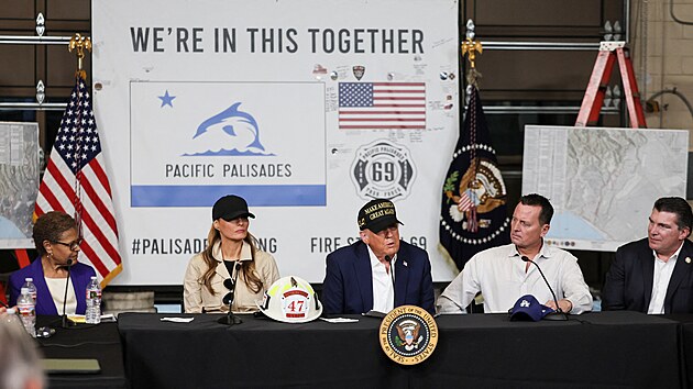 Americk� prezident Donald Trump p�i n�v�t�v� po��ry zpusto�en�m Los Angeles (25. leden 2025)