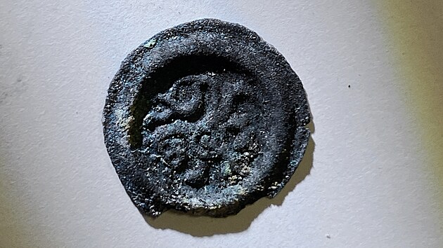 Nalezen braktet Pemysla Otakara II. archeologm pomohl datovat dobu zniku pece a s n mon i celho domu.