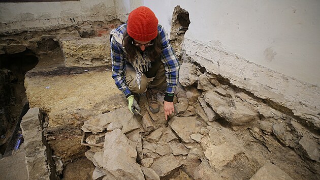 Archeolog imon Kochan v pzemn mstnosti rohovho domu na nmst, kde se nyn kon zchrann vzkum.
