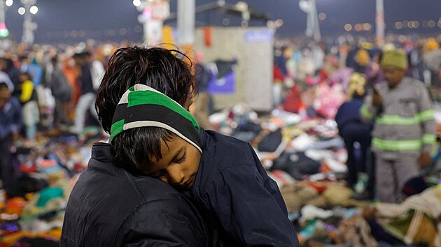 Bhem hinduistickho svtku Kumbh ml v indickm mst Prajgrd zemelo v tlaenici nejmn patnct lid. (29. ledna 2025)
