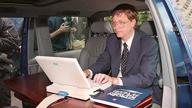 Bill Gates demonstruje program Microsoft Windows 95 ze svho automobilu ped tiskovou konferenc v Pai. (14. z 1995)