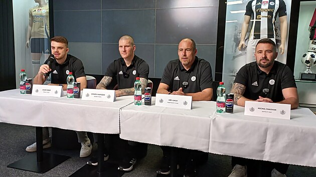 Tiskov konference Dynama ped startem jara. Zleva tiskov mluv Adam ern, kapitn Zdenk Ondrek, hlavn trenr Ji Lerch a Michal Rakovan ze sportovnho seku.