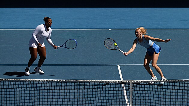 Kate�ina Siniakov� odpaluje m��ek po boku Taylor Townsendov� ve fin�le �ty�hry...