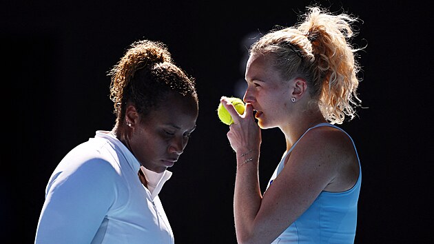 Kate�ina Siniakov� a Taylor Townsendov� se rad� ve fin�le �ty�hry na Australian...