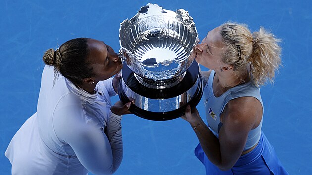 Kate�ina Siniakov� a Taylor Townsendov� d�vaj� polibek trofeji pro v�t�zky �ty�hry na Australian Open.