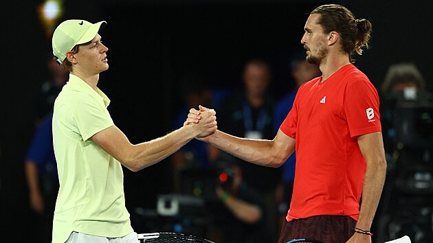Alexander Zverev gratuluje Janniku Sinnerovi k titulu na Australian Open.