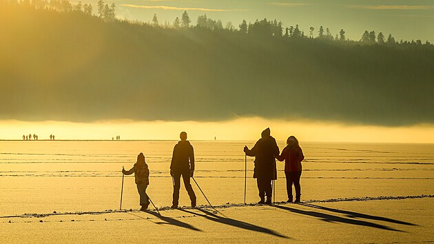 Na zamrzl� hladin� m��ete vyu��t i �adu b�eck�ch stop. (leden 2025)