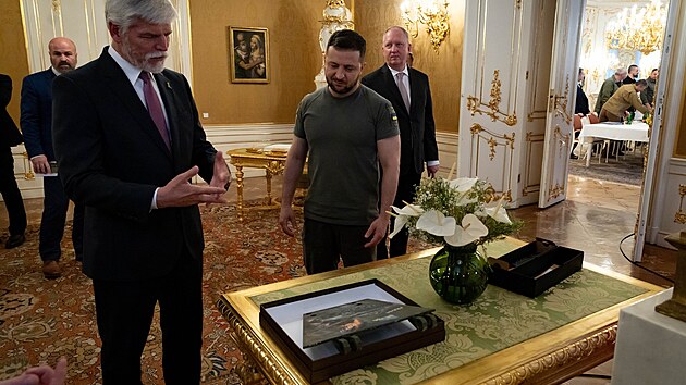 Díl pásu z tanku dostal prezident Petr Pavel od ukrajinského prezidenta (28.1.2025).