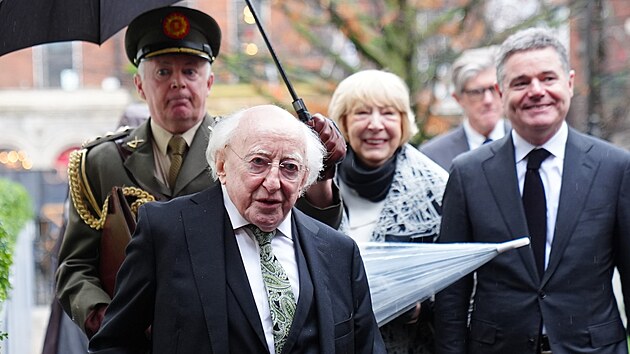 Prezident Michael Higgins s �enou Sabinou v doprovodu ministra financ� Paschala Donohoea p�i akci p�ipom�naj�c� 80. v�ro�� osvobozen� nacistick�ho koncentra�n�ho t�bora Osv�tim. (26. ledna 2025)