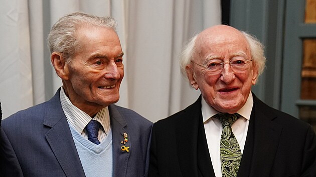 Prezident Michael Higgins s pam�tn�kem Tomi Reichenthalem p�i akci p�ipom�naj�c� 80. v�ro�� osvobozen� nacistick�ho koncentra�n�ho t�bora Osv�tim. (26. ledna 2025)