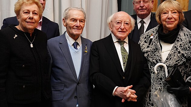 Prezident Michael Higgins s pam�tn�kem Tomi Reichenthalem p�i akci p�ipom�naj�c� 80. v�ro�� osvobozen� nacistick�ho koncentra�n�ho t�bora Osv�tim. (26. ledna 2025)