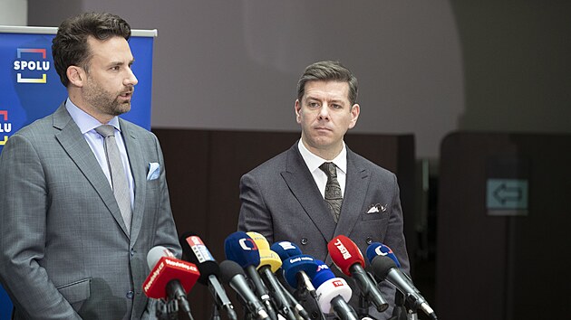 Poslanci Michael Kohajda (KDU-�SL) a Jan Skope�ek (ODS) odpov�dali na tiskovce SPOLU k dotazu ohledn� v�pov�di bez d�vodu. (21. ledna 2025)
