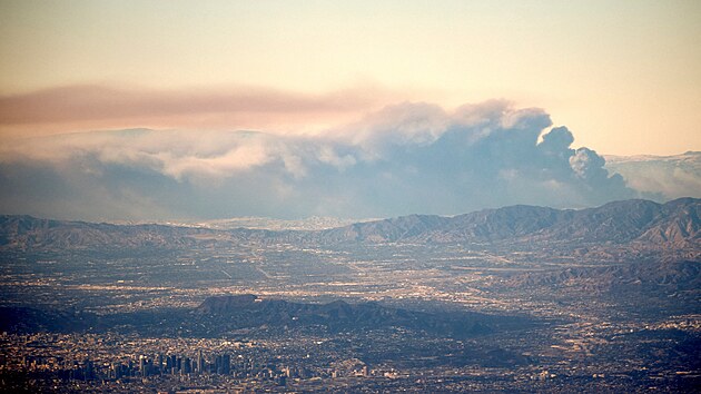 Severn� od kalifornsk�ho m�sta Los Angeles se rychle ���� dal�� po��r. (23. ledna 2025)