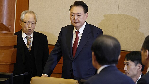 Sesazen� prezident Jun Sok-jol se ve �tvrtek op�t dostavil k �stavn�mu soudu, kde h�jil vyhl�en� stann�ho pr�va. (23. ledna 2024)
