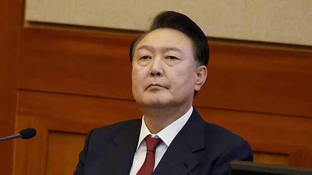 Sesazen� prezident Jun Sok-jol se ve �tvrtek op�t dostavil k �stavn�mu soudu, kde h�jil vyhl�en� stann�ho pr�va. (23. ledna 2024)