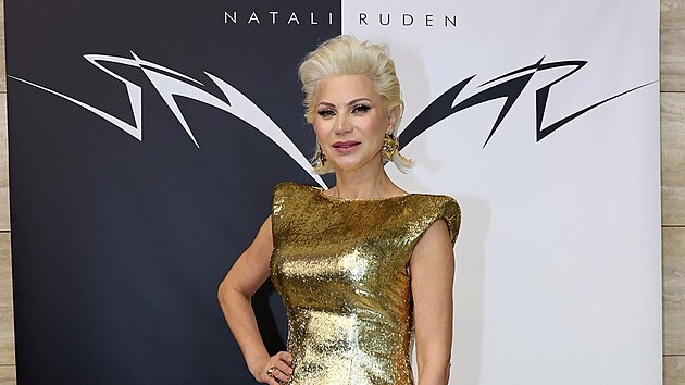 Natali Ruden obl�kla jeden ze sv�ch nov�ch model�.