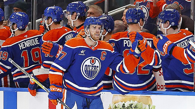 Connor McDavid (97) slaví gól se spoluhráči z Edmonton Oilers.