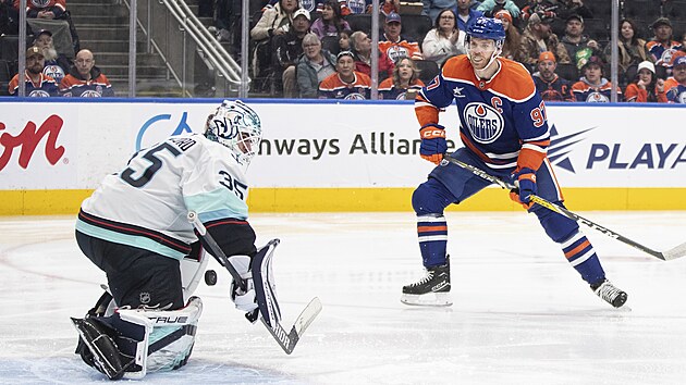 Connor McDavid (97) z Edmontonu střílí na bránu Seattlu, v níž klečí Joey Daccord.