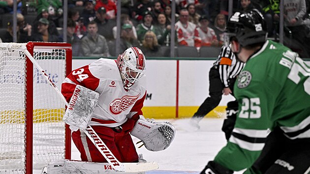 Alex Lyon (34) z Detroit Red Wings lapil puk v z�pase s Dallas Stars. Vyst�elil Mat�j Bl�mel (25).